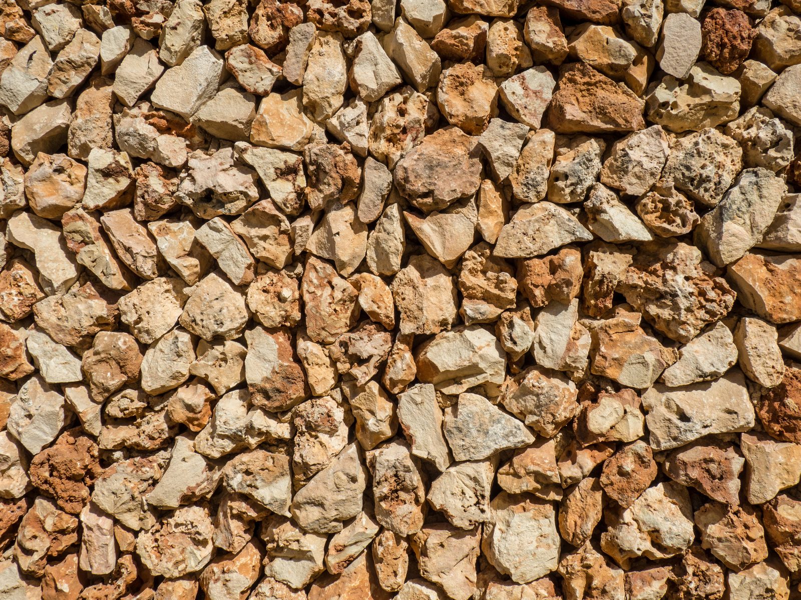 Granulats de grès couleur ocre, carrière Baynex de Toglou Thiès, fournisseur BTP Sénégal